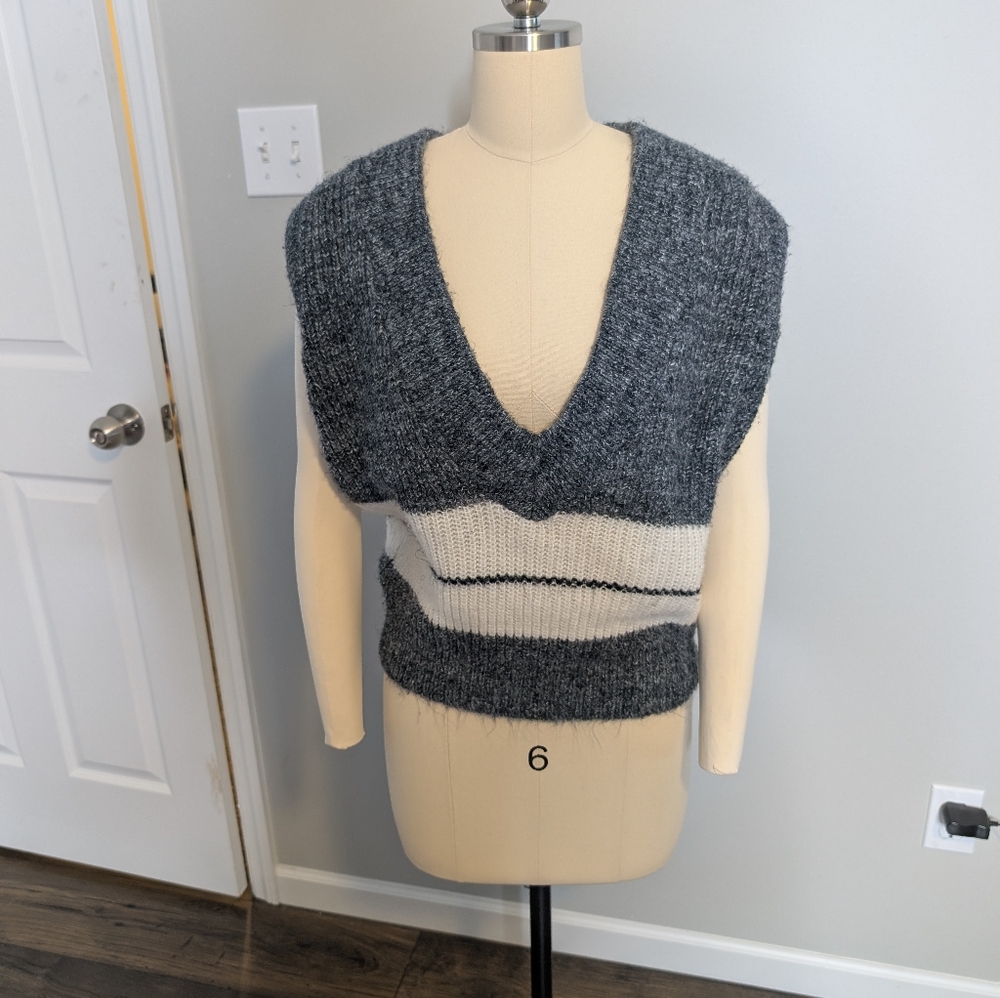Adele Knitwear Chic V-Neck Sweater Vest in Gray White Size 6/Medium